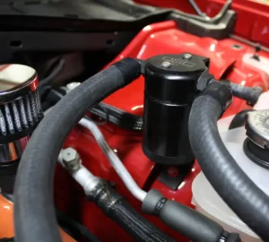 J&L 3.0 Oil Catch Can für Dodge Challenger & Charger Hellcat - Fahrerseite, 2015 - 2017